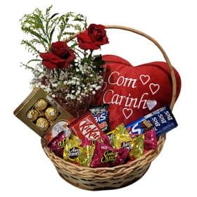 thumb-cesta-com-arranjo-de-rosas-chocolates-diversos-e-coracao-de-pelucia-0